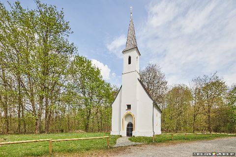 Gemeinde Erharting Landkreis Mühldorf Hampersberg Kirche Außen (Dirschl Johann) Deutschland MÜ
